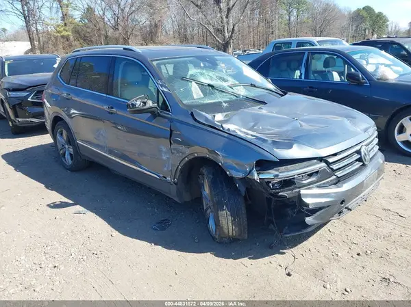 3VV4B7AXXJM195976 2018 VOLKSWAGEN TIGUAN - Image 1