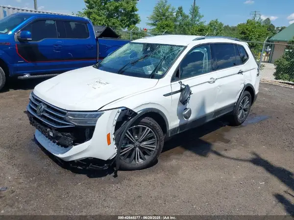 3VV5B7AX0RM230606 2024 VOLKSWAGEN TIGUAN - Image 2
