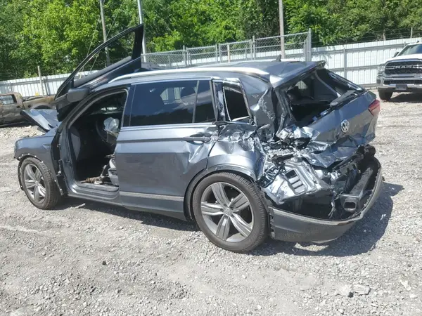 3VV5B7AX8JM122593 2018 VOLKSWAGEN TIGUAN - Image 2
