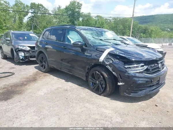 3VV8B7AX2PM070934 2023 VOLKSWAGEN TIGUAN - Image 1