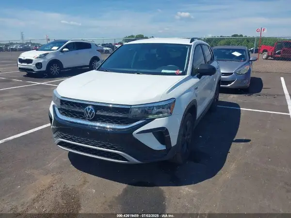 3VVCX7B22NM016061 2022 VOLKSWAGEN TAOS - Image 2