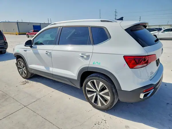 3VVSX7B27RM099021 2024 VOLKSWAGEN TAOS - Image 2