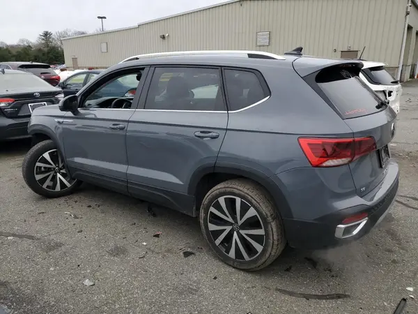 3VVYX7B22NM094765 2022 VOLKSWAGEN TAOS - Image 2