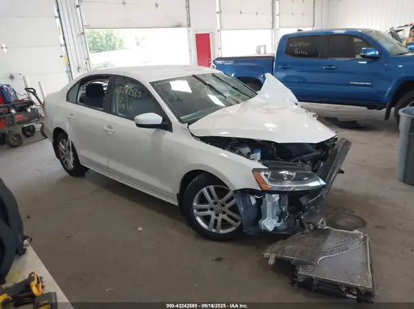 3VW167AJ1JM250197 2018 VOLKSWAGEN JETTA - Image 1