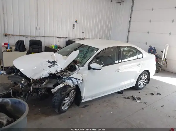 3VW167AJ1JM250197 2018 VOLKSWAGEN JETTA - Image 2