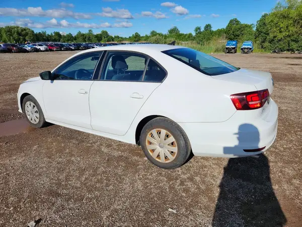 3VW167AJ4GM370990 2016 VOLKSWAGEN JETTA - Image 2