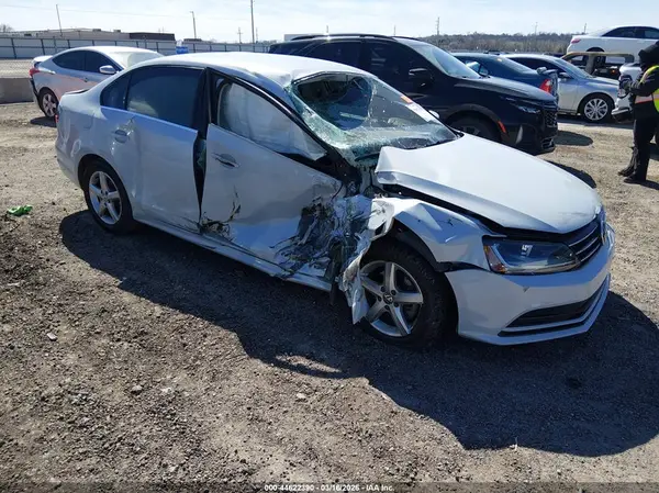 3VW167AJ5HM344688 2017 VOLKSWAGEN JETTA - Image 1