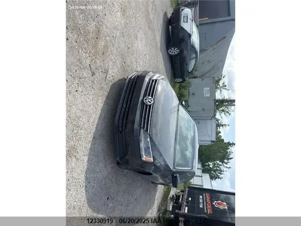 3VW167AJ7HM325821 2017 VOLKSWAGEN JETTA - Image 1