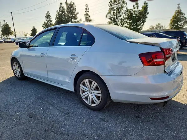 3VW2B7AJ0HM402769 2017 VOLKSWAGEN JETTA - Image 2