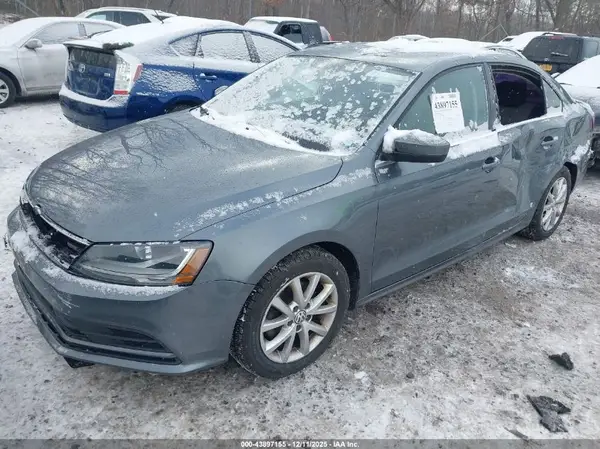 3VW2B7AJ1HM201060 2017 VOLKSWAGEN JETTA - Image 2
