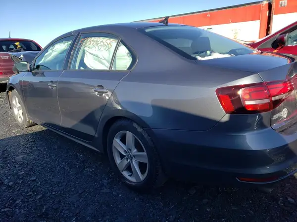 3VW2B7AJ1HM352187 2017 VOLKSWAGEN JETTA - Image 2