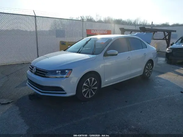 3VW2B7AJ1HM402702 2017 VOLKSWAGEN JETTA - Image 2