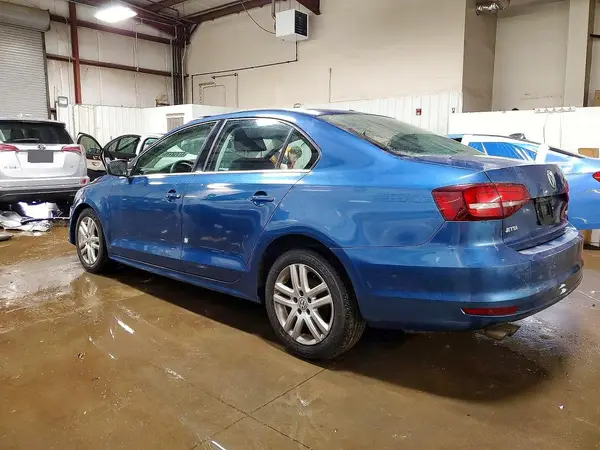 3VW2B7AJ2HM213184 2017 VOLKSWAGEN JETTA - Image 2