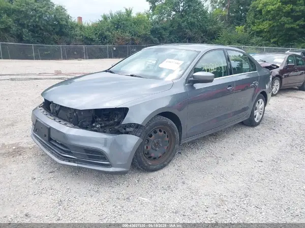 3VW2B7AJ2HM235184 2017 VOLKSWAGEN JETTA - Image 2