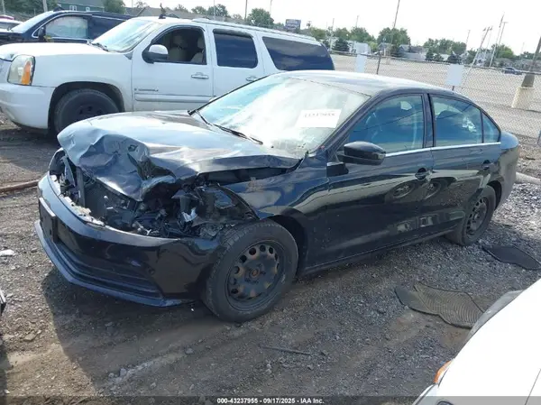 3VW2B7AJ2HM361738 2017 VOLKSWAGEN JETTA - Image 2