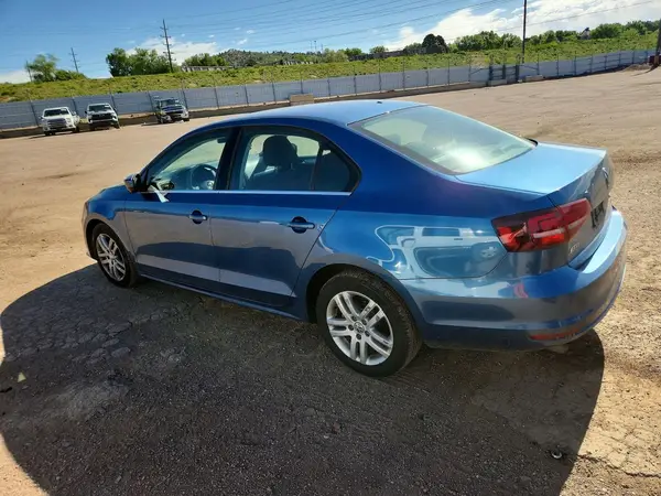 3VW2B7AJ2HM380032 2017 VOLKSWAGEN JETTA - Image 2