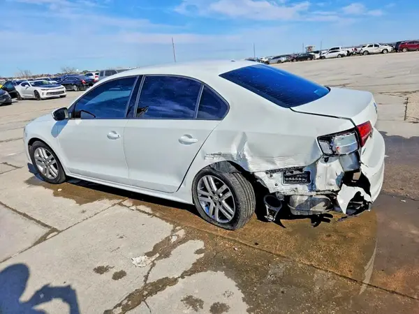 3VW2B7AJ2JM251973 2018 VOLKSWAGEN JETTA - Image 2
