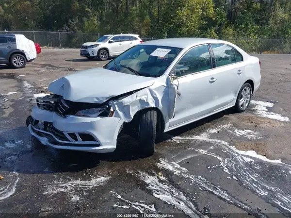 3VW2B7AJ2JM263010 2018 VOLKSWAGEN JETTA - Image 2