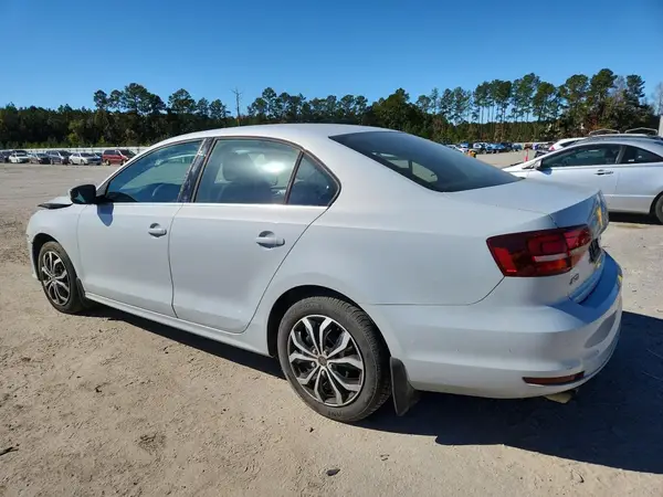 3VW2B7AJ3HM330644 2017 VOLKSWAGEN JETTA - Image 2
