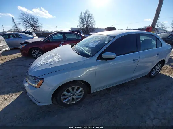 3VW2B7AJ3HM393372 2017 VOLKSWAGEN JETTA - Image 2