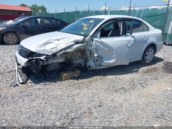 3VW2B7AJ5HM363855 2017 VOLKSWAGEN JETTA - Image 2