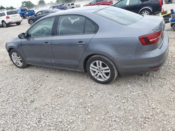 3VW2B7AJ7JM220833 2018 VOLKSWAGEN JETTA - Image 2