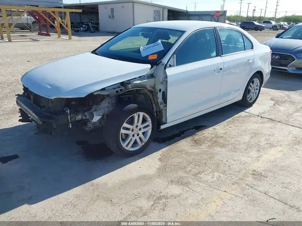 3VW2B7AJ7JM223800 2018 VOLKSWAGEN JETTA - Image 2