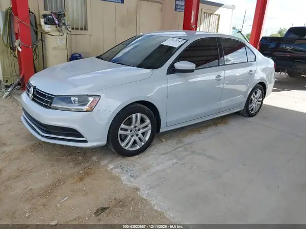 3VW2B7AJ7JM257025 2018 VOLKSWAGEN JETTA - Image 2