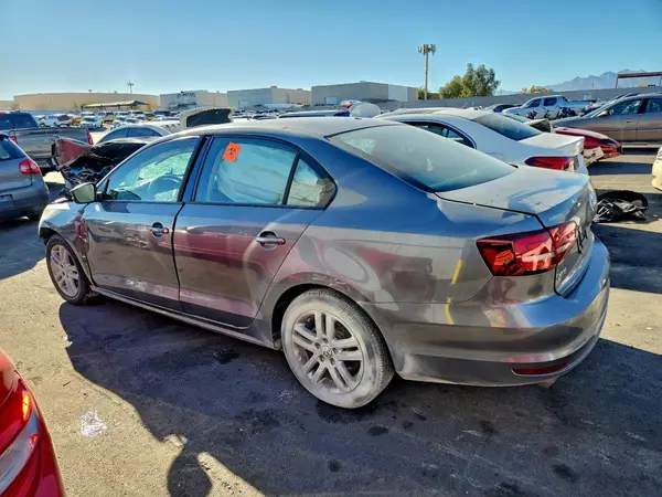 3VW2B7AJ7JM258465 2018 VOLKSWAGEN JETTA - Image 2