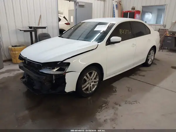 3VW2B7AJ7JM261236 2018 VOLKSWAGEN JETTA - Image 2