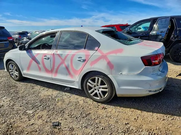 3VW2B7AJ7JM262161 2018 VOLKSWAGEN JETTA - Image 2