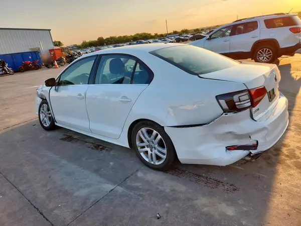 3VW2B7AJ8HM305982 2017 VOLKSWAGEN JETTA - Image 2