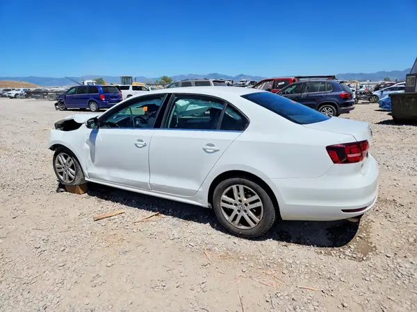 3VW2B7AJ8HM375014 2017 VOLKSWAGEN JETTA - Image 2