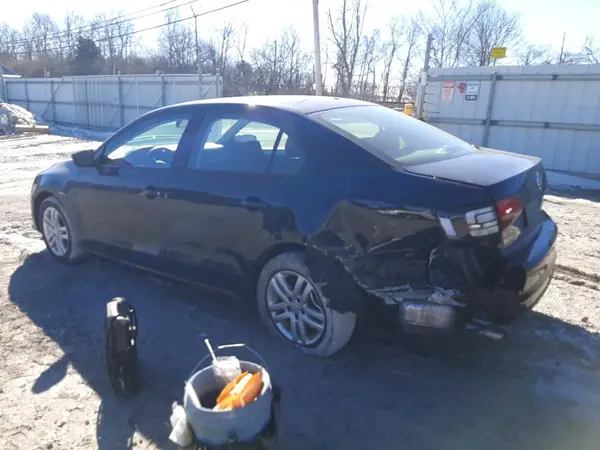 3VW2B7AJ9JM260752 2018 VOLKSWAGEN JETTA - Image 2