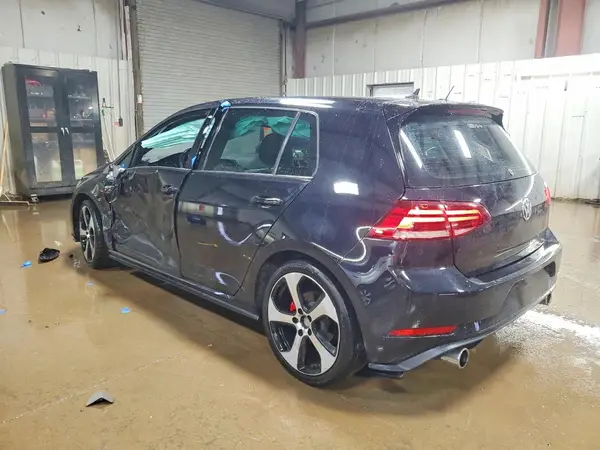 3VW447AU0JM260605 2018 VOLKSWAGEN GTI - Image 2