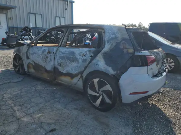 3VW447AU1JM279423 2018 VOLKSWAGEN GTI - Image 2