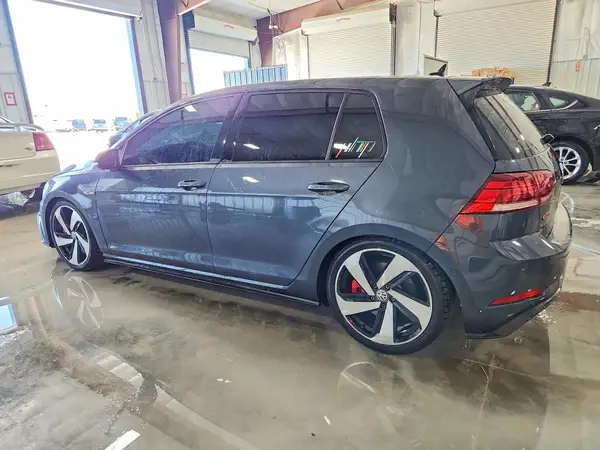 3VW447AU2JM254854 2018 VOLKSWAGEN GTI - Image 2