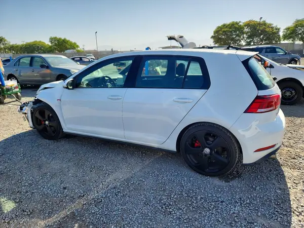 3VW447AU2JM292732 2018 VOLKSWAGEN GTI - Image 2