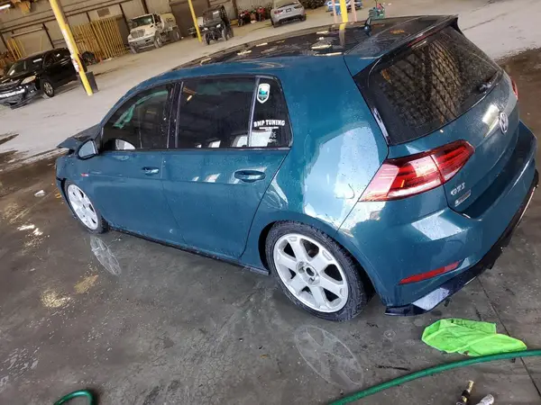 3VW447AU2JM296098 2018 VOLKSWAGEN GTI - Image 2