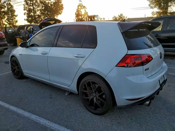 3VW447AU3HM064068 2017 VOLKSWAGEN GTI - Image 2