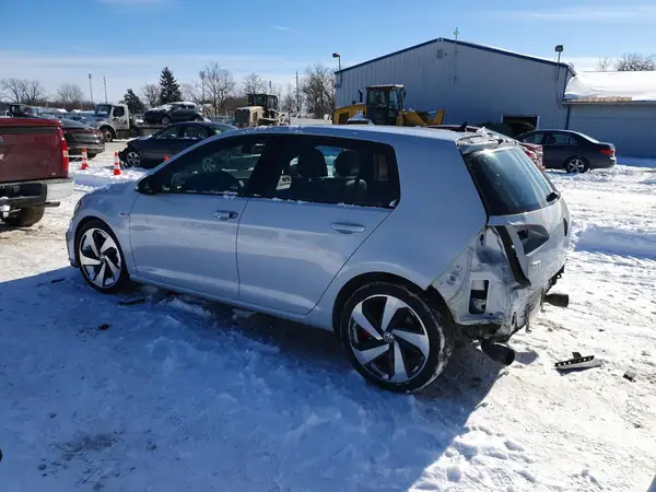 3VW447AU3JM266205 2018 VOLKSWAGEN GTI - Image 2