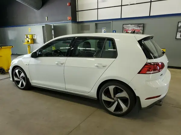 3VW447AU3JM271291 2018 VOLKSWAGEN GTI - Image 2