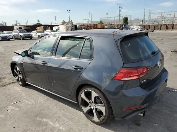 3VW447AU3JM296983 2018 VOLKSWAGEN GTI - Image 2