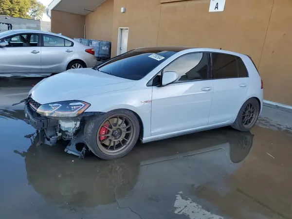3VW447AU3JM297423 2018 VOLKSWAGEN GTI - Image 1