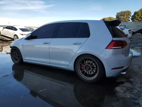 3VW447AU3JM297423 2018 VOLKSWAGEN GTI - Image 2