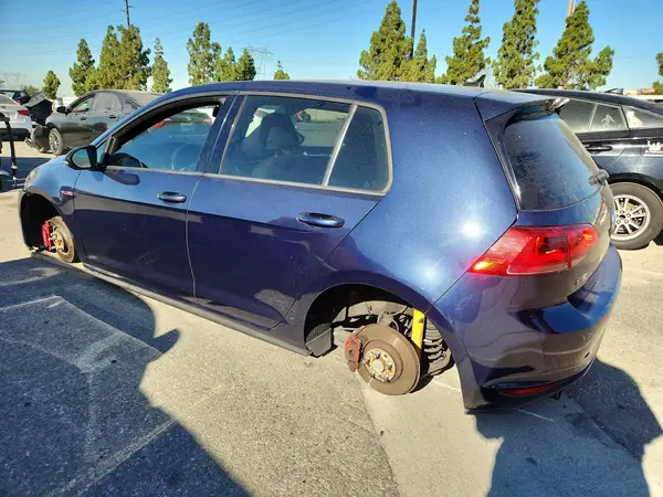 3VW447AU4HM060210 2017 VOLKSWAGEN GTI - Image 2