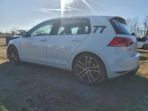 3VW447AU4HM073927 2017 VOLKSWAGEN GTI - Image 2