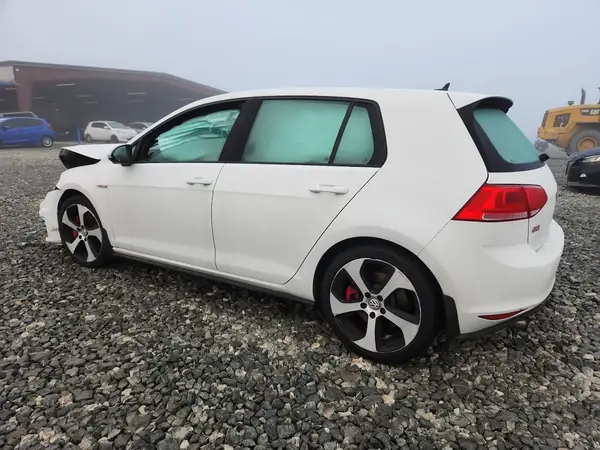 3VW447AU5HM071779 2017 VOLKSWAGEN GTI - Image 2