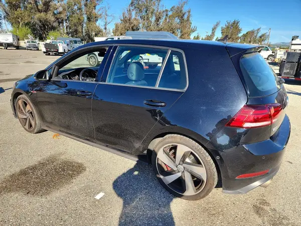 3VW447AU5JM256016 2018 VOLKSWAGEN GTI - Image 2