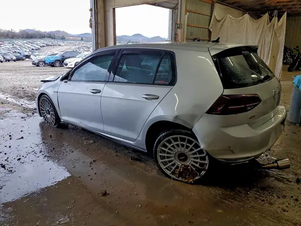 3VW447AU7GM063777 2016 VOLKSWAGEN GTI - Image 2